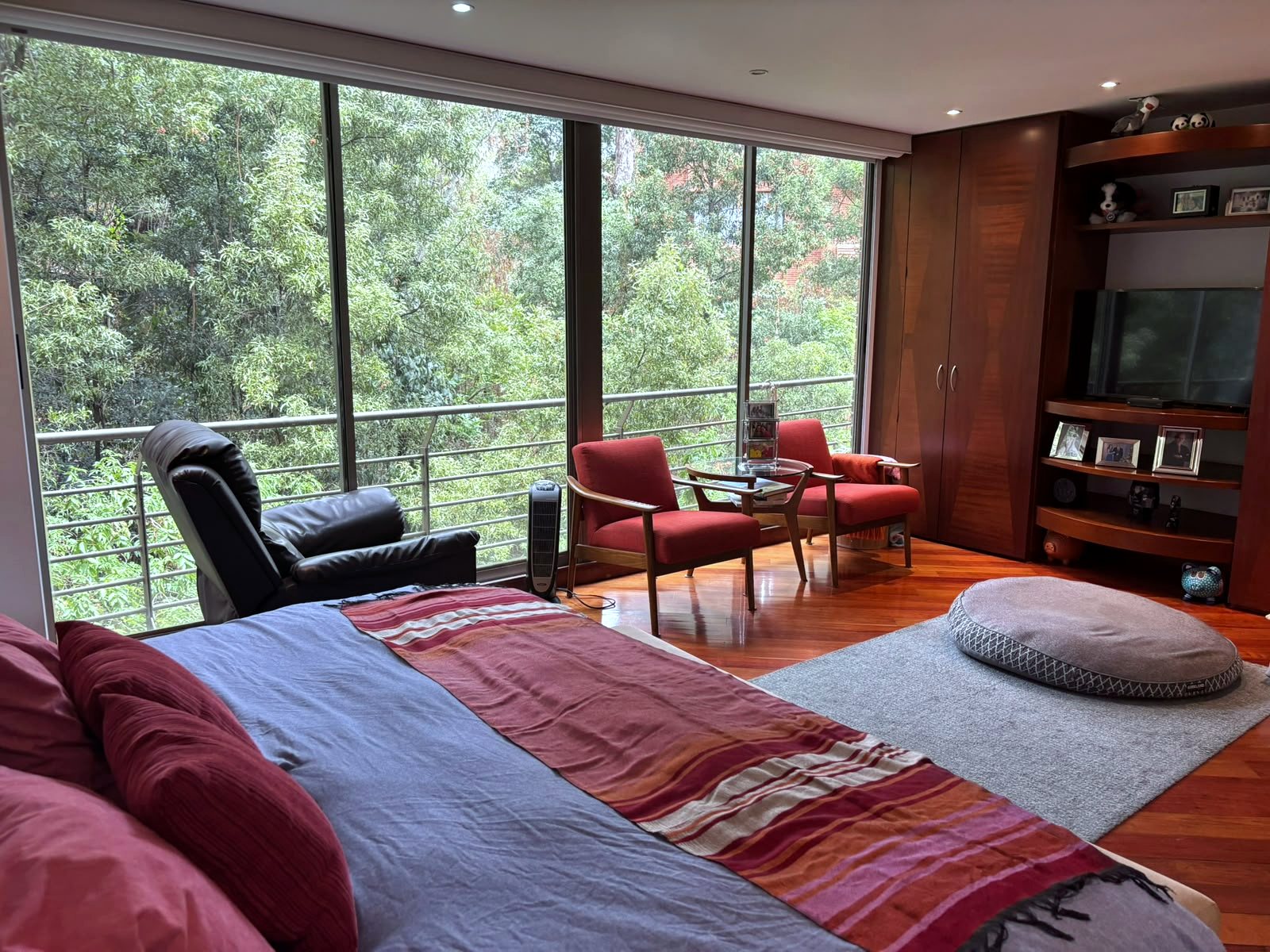 Habitación principal con ventanal hacia el bosque